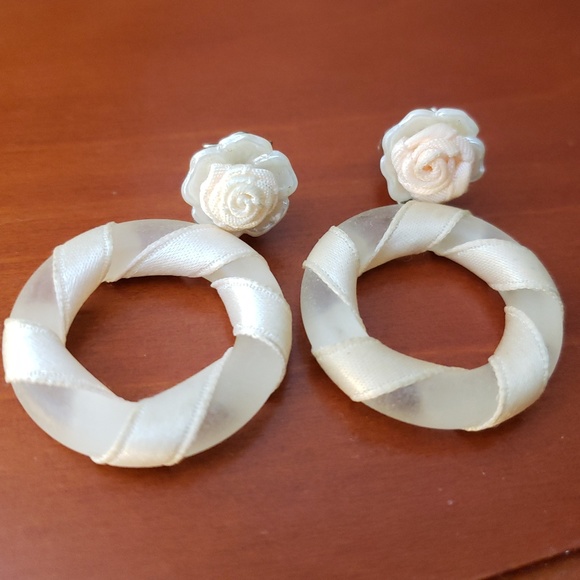 pink rose hoop twisted ribbon clip on earrings - Picture 4 of 4